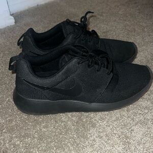 Women’s Nike Roshe Triple Black